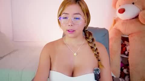 independent model online show from February 11, 8:40 am