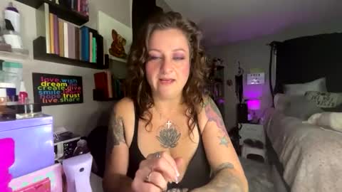 That girl online show from November 28, 9:05 am