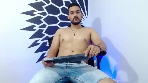 Snapshot of _christopher_dennis_ chatting on February 17, 12:32 am CRIS online show from February 17, 12:32 am