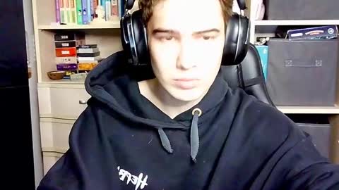 _crise_next_door_ online show from October 4, 3:21 pm