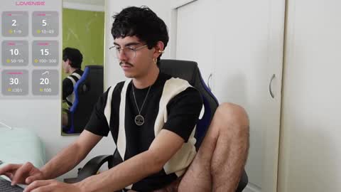 Snapshot of _jamesboy chatting on December 3, 4:20 am James online show from December 3, 4:20 am