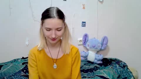 _kikiclark_ online show from September 23, 3:17 pm