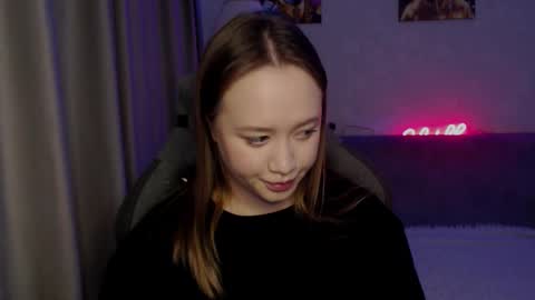 _lalune_ online show from October 8, 12:00 pm