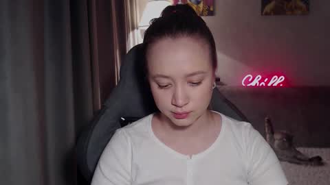 _lalune_ online show from November 16, 9:11 am