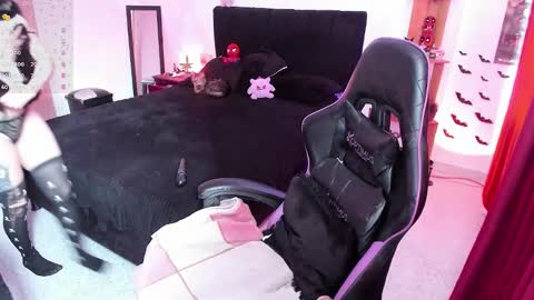 Queen.  Help me reach 100 thumbs up  online show from February 2, 6:15 pm