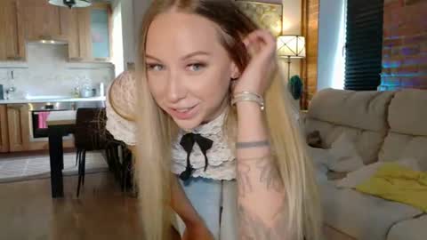 _mari_ online show from August 4, 10:11 am
