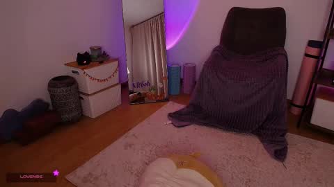 Snapshot of _sensualkitten_ chatting on October 23, 3:41 am Laura online show from October 23, 3:41 am
