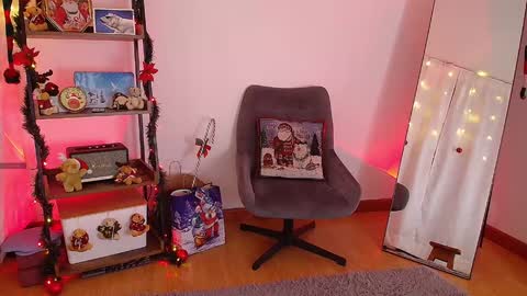 Snapshot of _sensualkitten_ chatting on December 26, 2:33 am Laura online show from December 26, 2:33 am