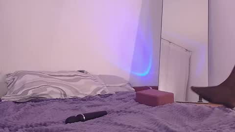 Snapshot of _sensualkitten_ chatting on March 5, 3:08 am Laura online show from March 5, 3:08 am
