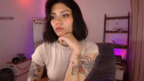 Snapshot of _sensualkitten_ chatting on October 22, 3:31 am Laura online show from October 22, 3:31 am