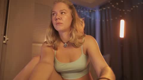 Annie online show from February 8, 5:00 am