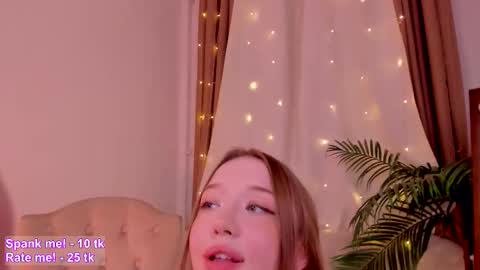 Snapshot of _violet_mills_ chatting on October 19, 3:22 am Violet online show from October 19, 3:22 am