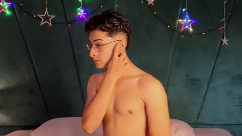 Aaron Ezequiel online show from December 15, 9:33 pm