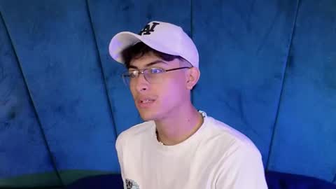 Snapshot of aaron_eze chatting on September 28, 9:13 pm Aaron Ezequiel online show from September 28, 9:13 pm