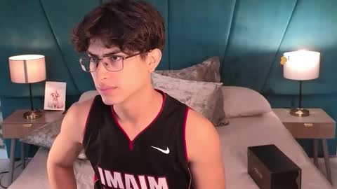Aaron Ezequiel online show from May 16, 12:37 pm
