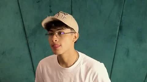 Snapshot of aaron_eze chatting on October 11, 11:52 pm Aaron Ezequiel online show from October 11, 11:52 pm