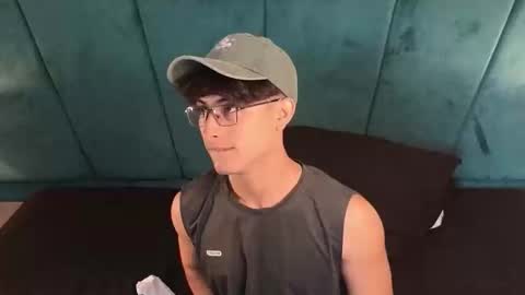 Aaron Ezequiel online show from April 10, 12:43 pm