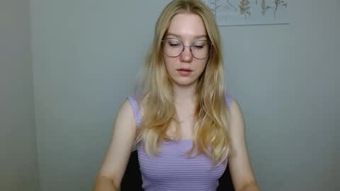 Snapshot of abbymoore__ chatting on September 18, 9:35 am Abby Lovense is active online show from September 18, 9:35 am