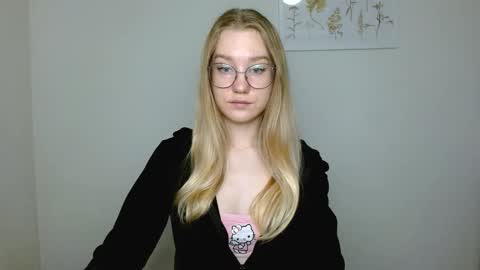 Snapshot of abbymoore__ chatting on November 2, 10:37 am Abby Lovense is active online show from November 2, 10:37 am