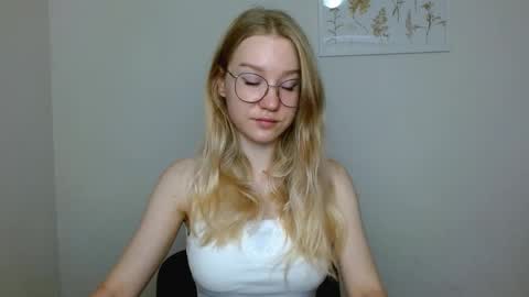 Snapshot of abbymoore__ chatting on September 12, 8:16 am Abby Lovense is active online show from September 12, 8:16 am