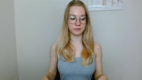 Snapshot of abbymoore__ chatting on September 23, 8:19 am Abby Lovense is active online show from September 23, 8:19 am
