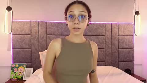 Snapshot of abril_lee__ chatting on October 24, 10:10 pm  Abril  online show from October 24, 10:10 pm