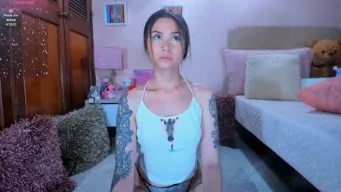 Snapshot of abrilrussell_ chatting on February 13, 1:29 am Abril online show from February 13, 1:29 am