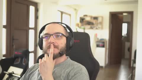 W36 online show from April 8, 9:45 am