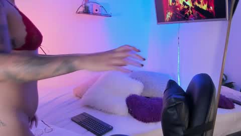   online show from April 7, 10:28 am