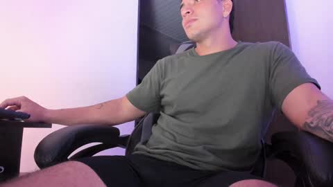 Snapshot of alan_muscle chatting on December 6, 7:26 am Alan online show from December 6, 7:26 am