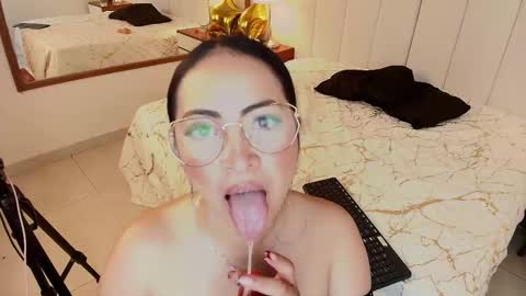 alanawestt online show from November 19, 9:13 pm