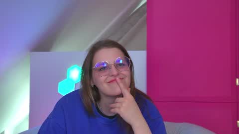 AlexaAvery online show from June 16, 6:28 am