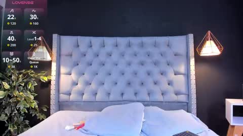 Snapshot of alexamora__ chatting on October 15, 11:33 am C A M I L A online show from October 15, 11:33 am