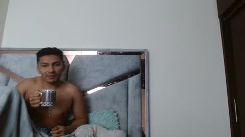 Snapshot of alexvsluisa chatting on September 24, 4:25 pm alex y luisa online show from September 24, 4:25 pm