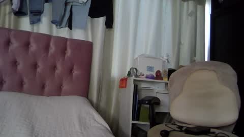 Snapshot of alia054 chatting on December 3, 12:44 pm Alia  online show from December 3, 12:44 pm