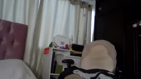 Snapshot of alia054 chatting on December 2, 12:35 pm Alia  online show from December 2, 12:35 pm