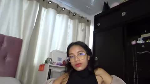 Snapshot of alia054 chatting on December 4, 3:37 pm Alia  online show from December 4, 3:37 pm