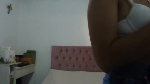 Snapshot of alia054 chatting on January 25, 12:47 pm Alia  online show from January 25, 12:47 pm
