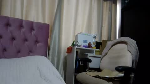 Snapshot of alia054 chatting on December 9, 1:02 pm Alia  online show from December 9, 1:02 pm