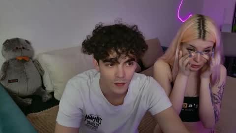 Snapshot of alice118james chatting on September 25, 6:42 am alice and james online show from September 25, 6:42 am