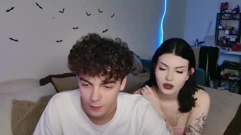 Snapshot of alice118james chatting on October 29, 2:57 am alice and james online show from October 29, 2:57 am