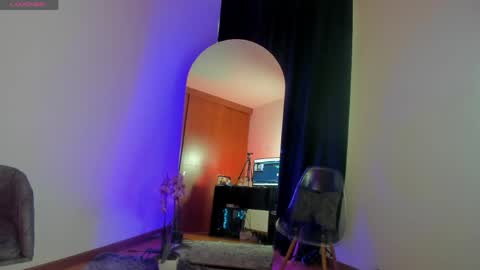 Alice online show from April 6, 7:04 pm