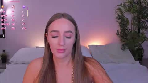 Mia online show from October 21, 1:54 am