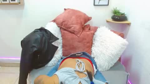 Snapshot of aliciacute__ chatting on September 18, 7:07 pm aliciacute    online show from September 18, 7:07 pm