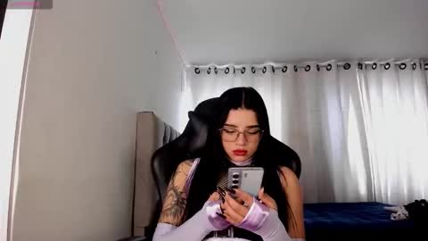 aliice_walker_ online show from October 31, 6:08 pm