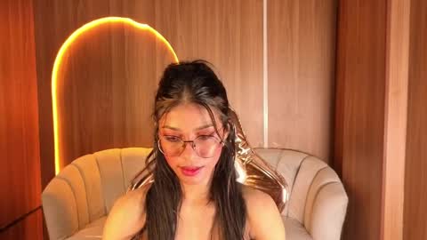 alina_b_ online show from April 1, 8:39 pm