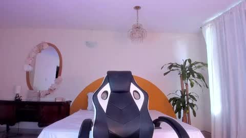 AlinaSimmons online show from June 2, 1:02 pm