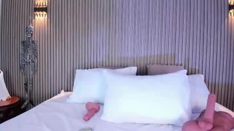 Snapshot of alisonbeckerr_ chatting on October 22, 5:58 pm Alison online show from October 22, 5:58 pm