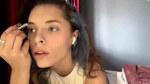 Esme online show from November 18, 9:45 am