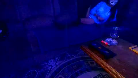 LaraIan online show from December 4, 3:00 pm